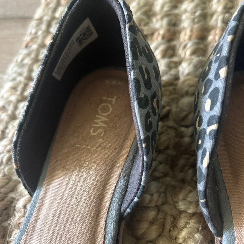 TOMS Deep Gray Suede Pointed Flats with Leopard Heel size 6.5 never worn - Picture 2 of 3
